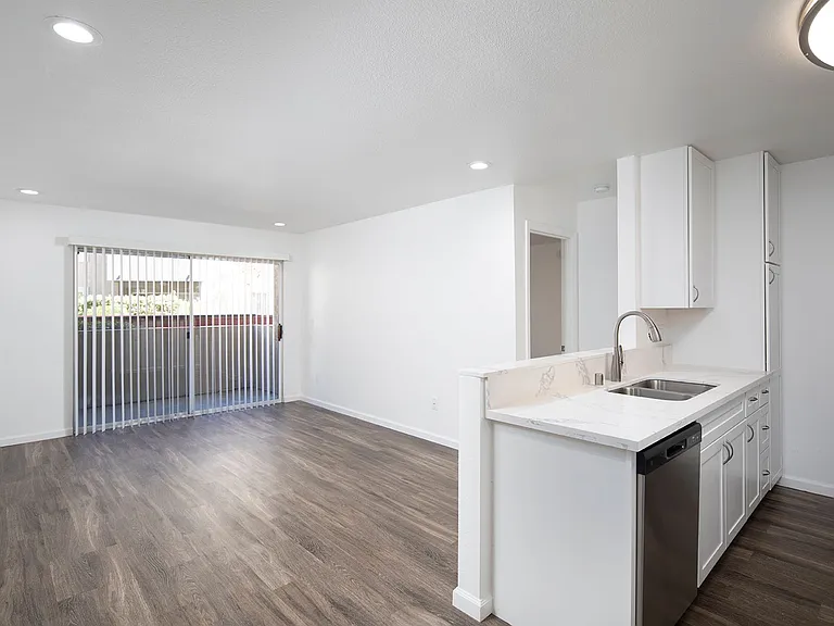 Mission Pacific Apartments — Photo 41