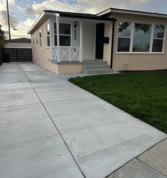 15605 S Berendo Ave — Photo 4