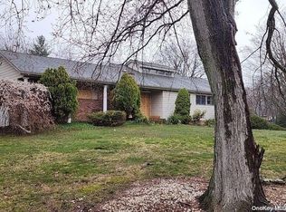 1 Ridings Rd, Northport, NY 11768