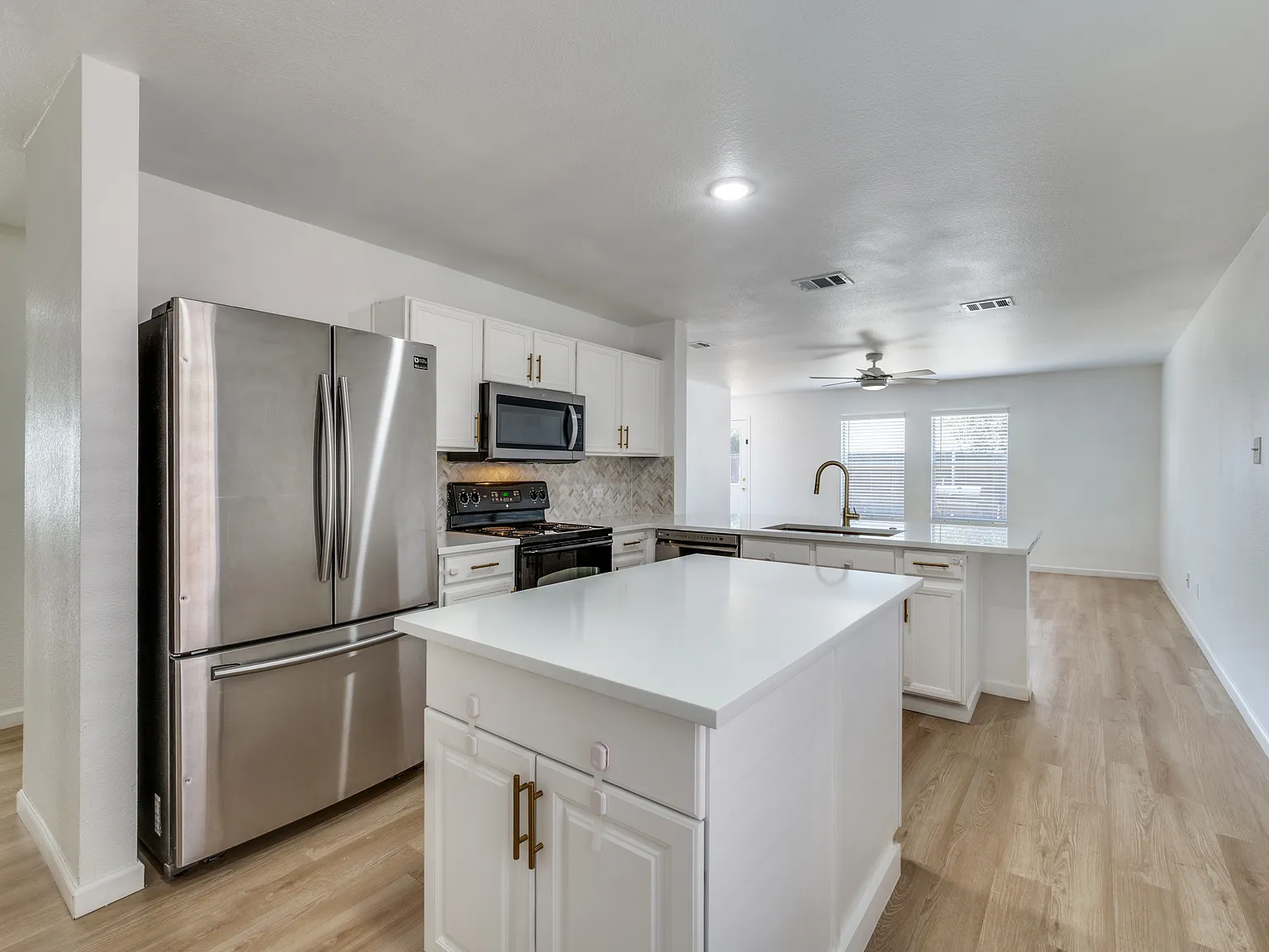 4 bed, 1968 sqft, $2,550 — Photo 3