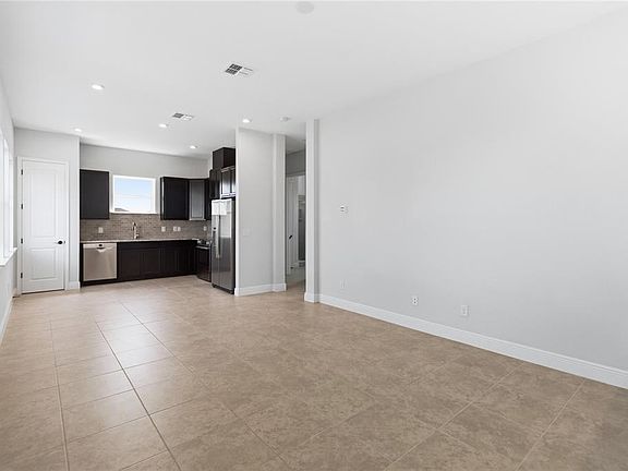 5th image of 13030 Stoddart Ave