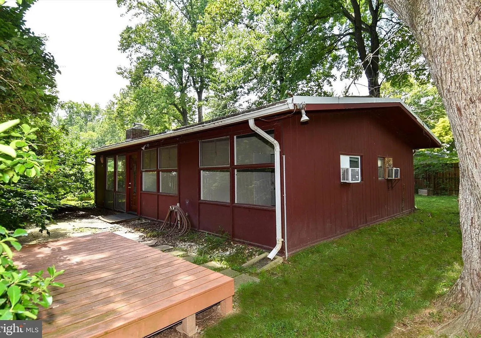 Enjoy the ease of one-level living in this charming rustic contemporary home, tucked away among m... — Photo 4