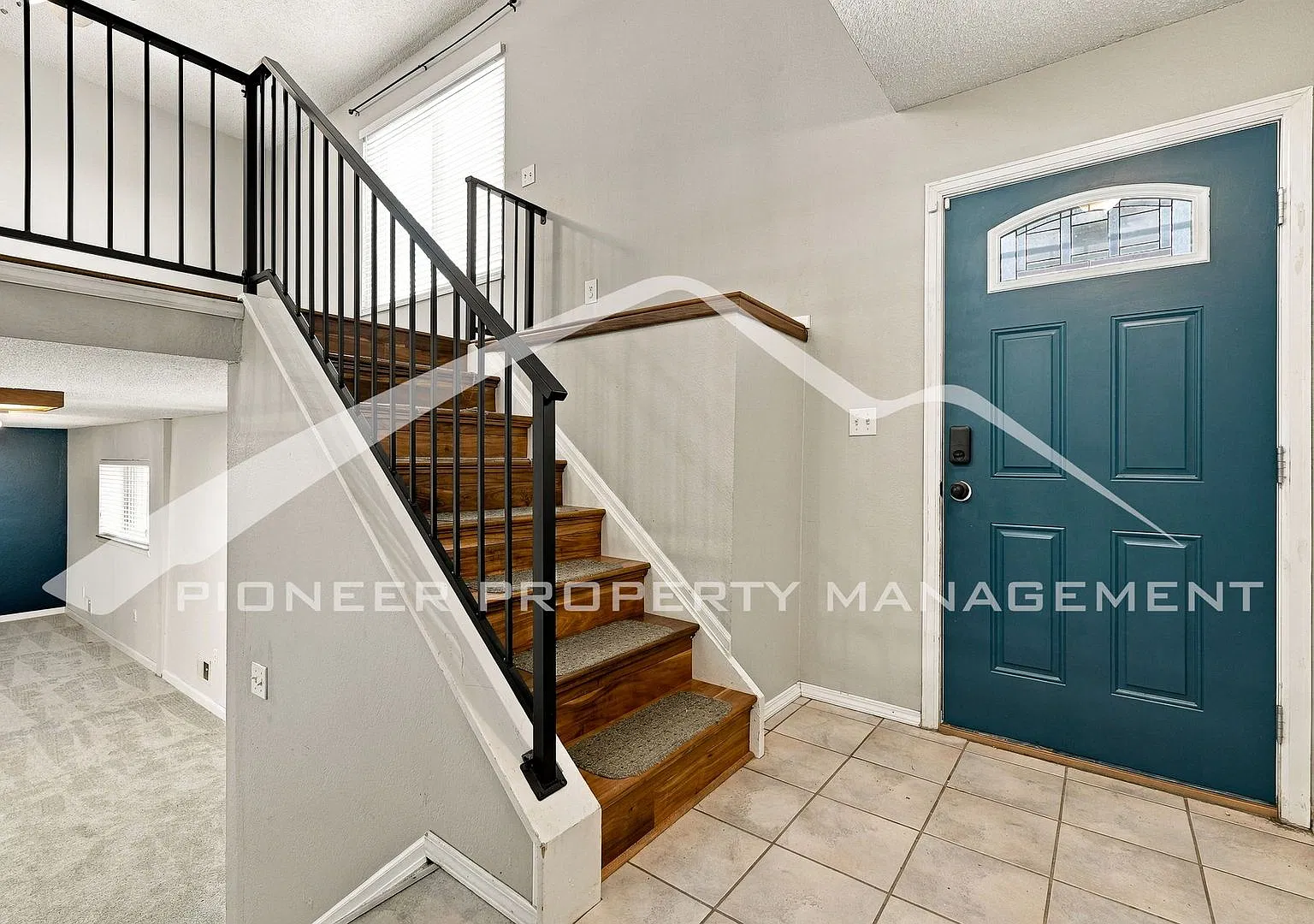 Spacious Home with Wood Fireplace and Deck — Photo 2