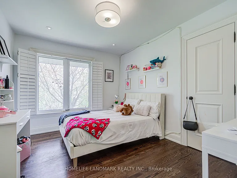 102 Stratford Cres — Photo 18