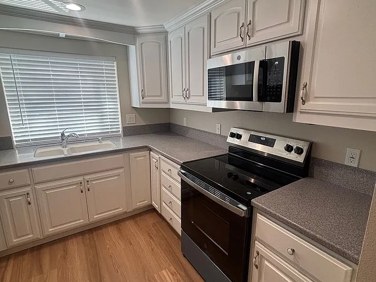 808 Shady Oak Dr — Photo 3