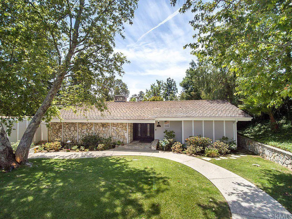 8 Aurora Dr