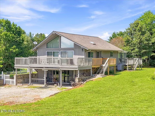 1818 Circle Lake Dr, Dandridge, TN 37725