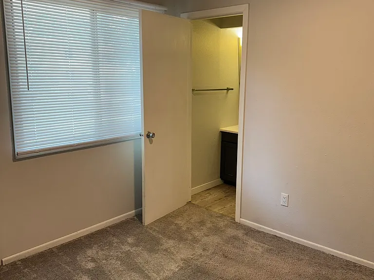 923 E College St #9 — Photo 11