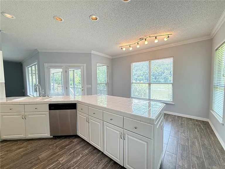 18033 Broadview — Photo 9