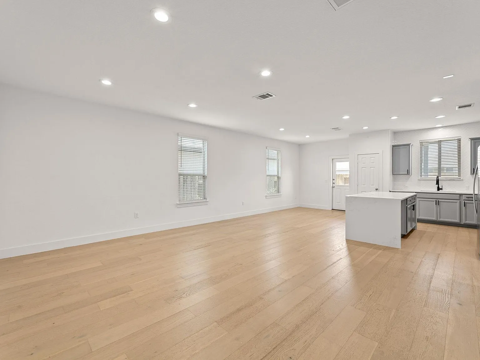 4 bed, 2.5 bath, 2468 sqft, $2,400 — Photo 3
