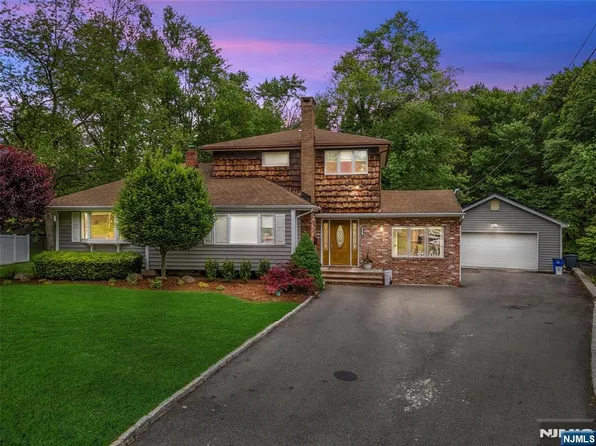 21 Lakeview Dr, Emerson, NJ 07630