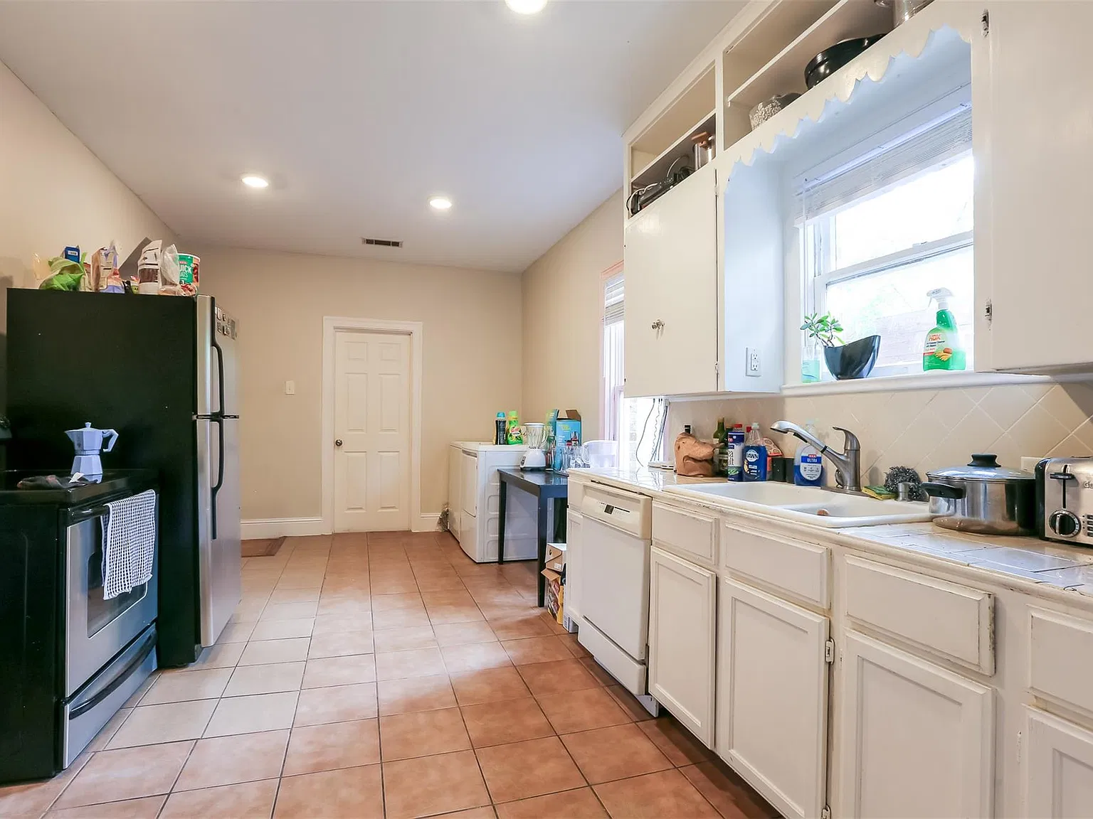 5 bed, 4.0 bath, 2330 sqft, $6,550 — Photo 4