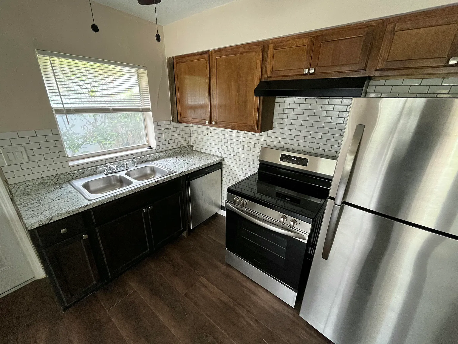 3 bed, 1.5 bath, 1200 sqft, $2,300 — Photo 2