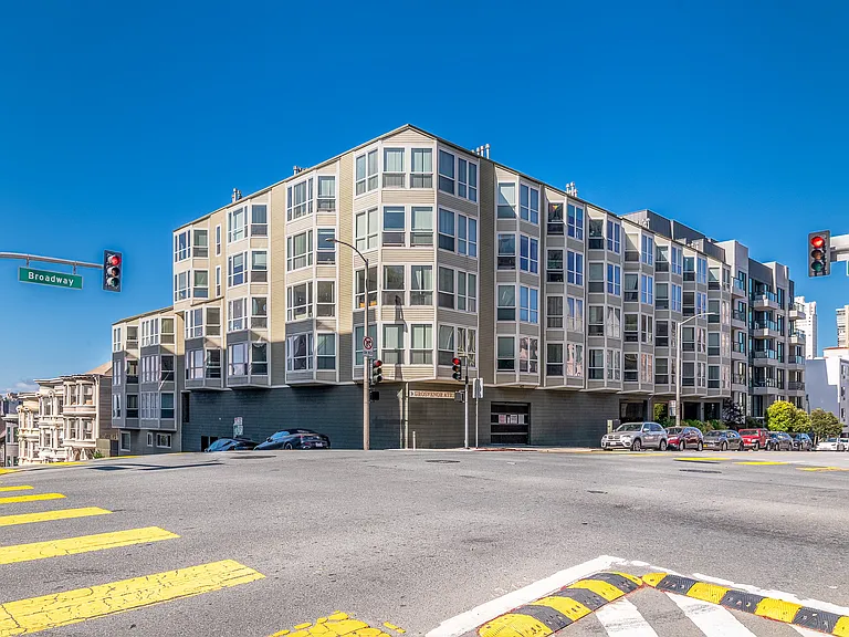 1690 Broadway — Photo 2