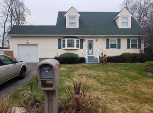 9 Palm Pl, West Babylon, NY 11704