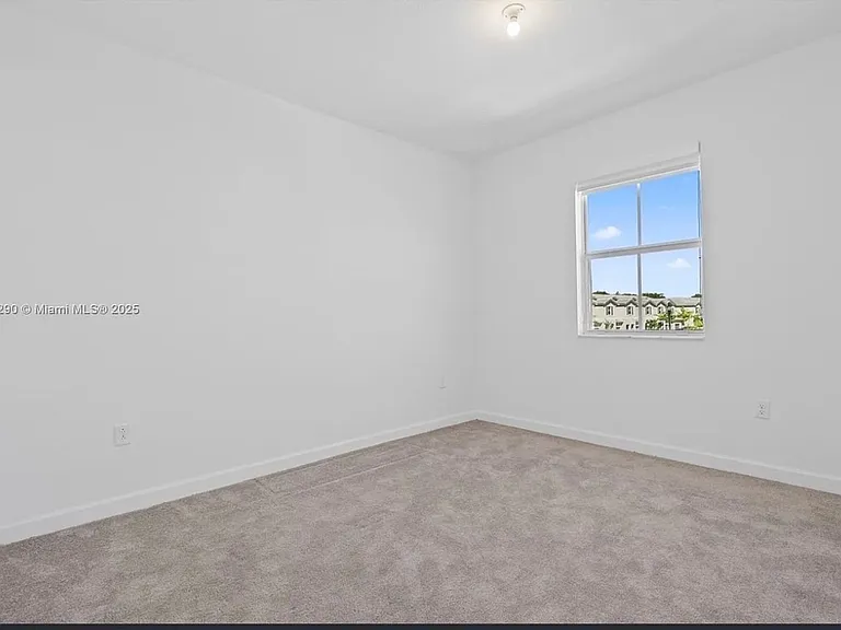 2605 SE 11th Ct — Photo 7