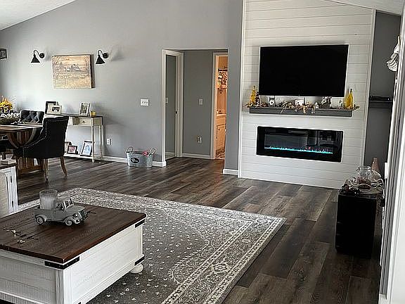 Livingroom vaulted ceiling