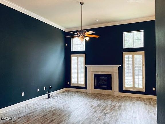 Living Room w/Gas Fireplace