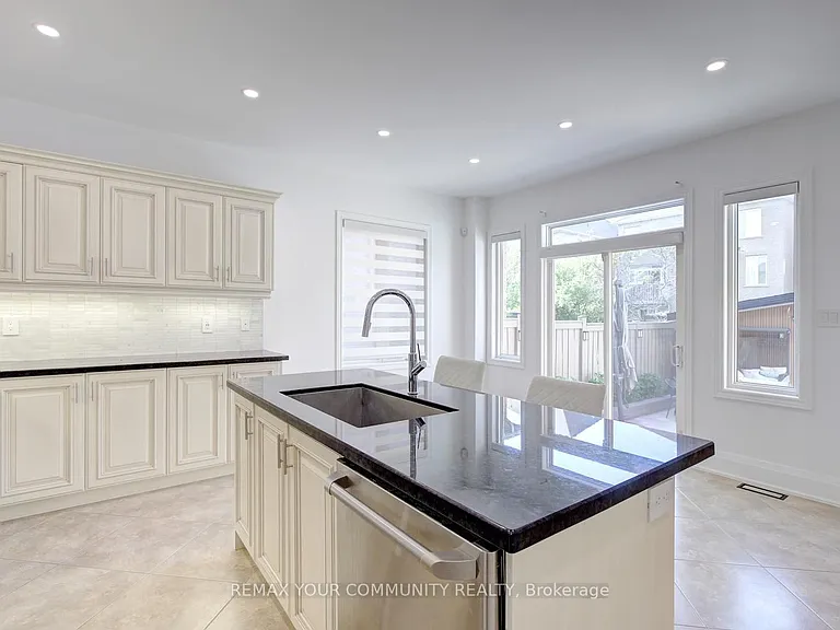 16 Muret Cres — Photo 13