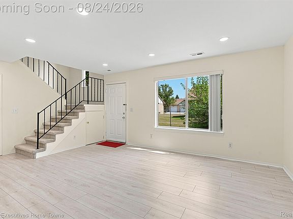 4th image of 40830 Highpointe Dr #17