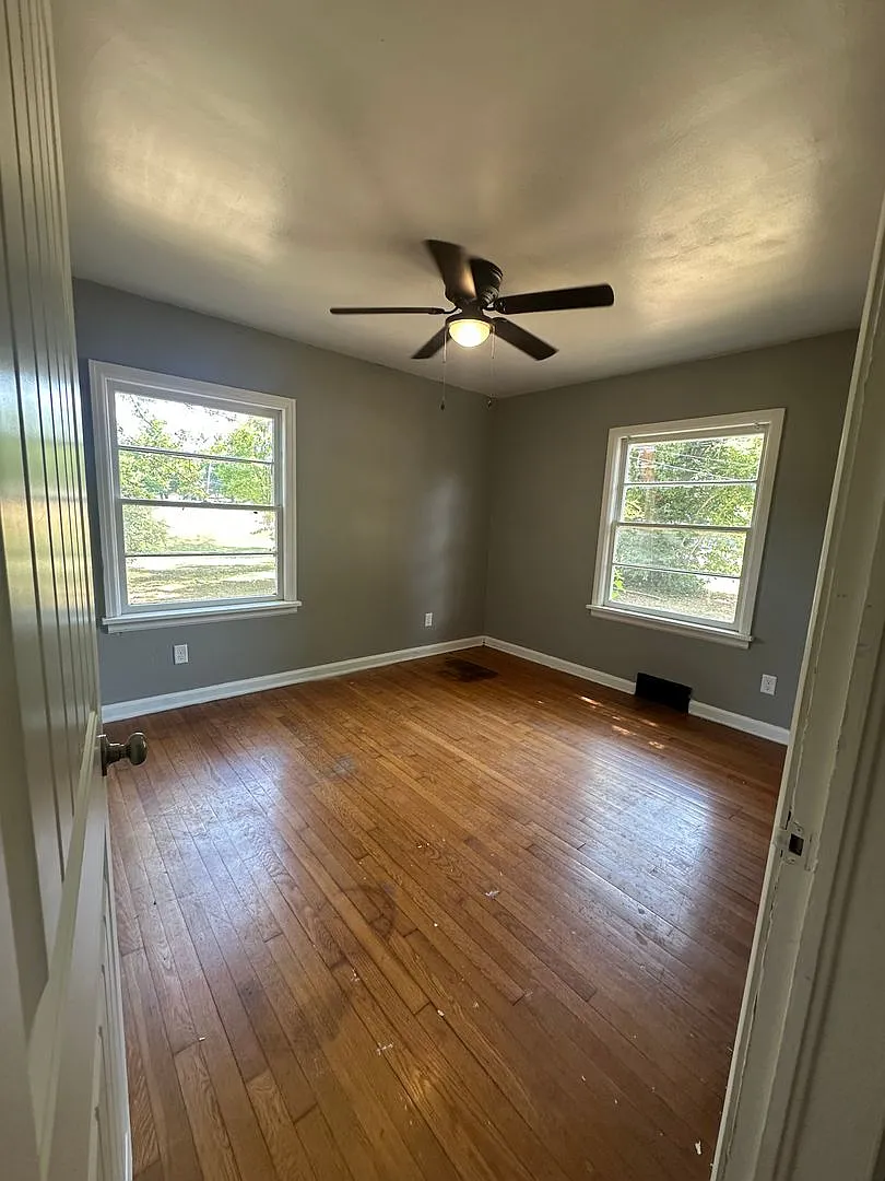 Completely remodeled 3-bedroom 2 full bathroom on over an acre lot — Photo 4