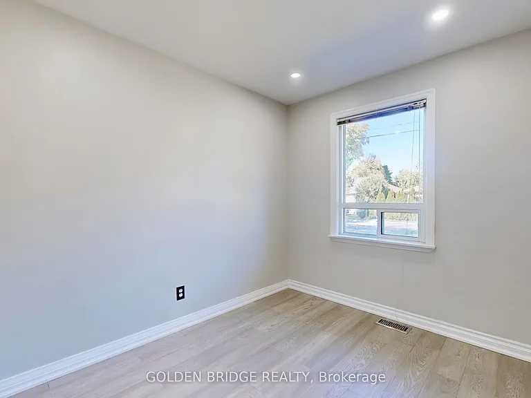 438 Centre St E — Photo 11