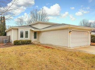 920 Valley View Trl, Carol Stream, IL 60188