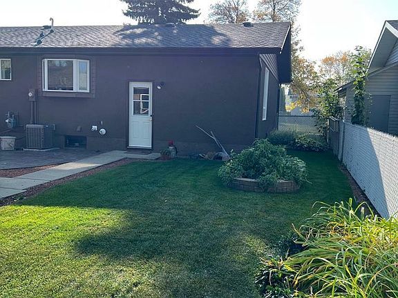 4th image of 986 Sanderson Cres