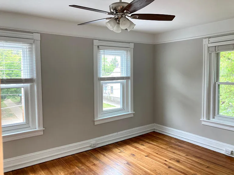 Corner unit, lots of windows. Very light and airy.