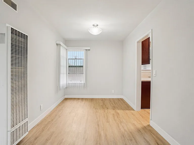 Hollypark Knolls Apartments — Photo 32