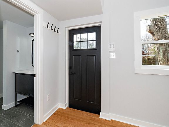 4th image of 210 Lincoln Ct