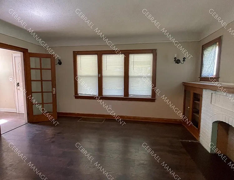 916 Perry St — Photo 6