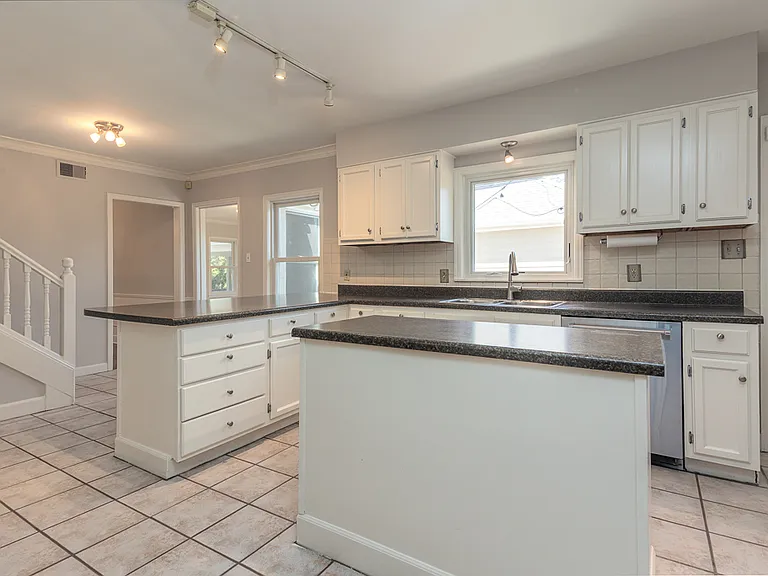 500 Colonial Rd — Photo 9