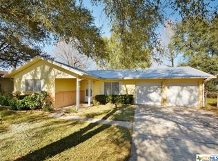 121 Palmo Dr, Luling, TX 78648