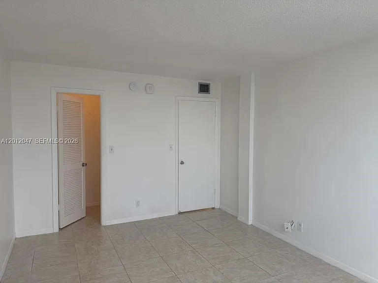500 Executive Center Dr #5C — Photo 8
