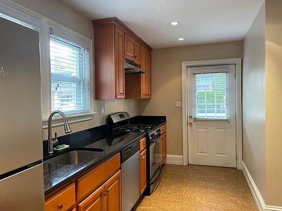 3rd image of 39 Prescott St