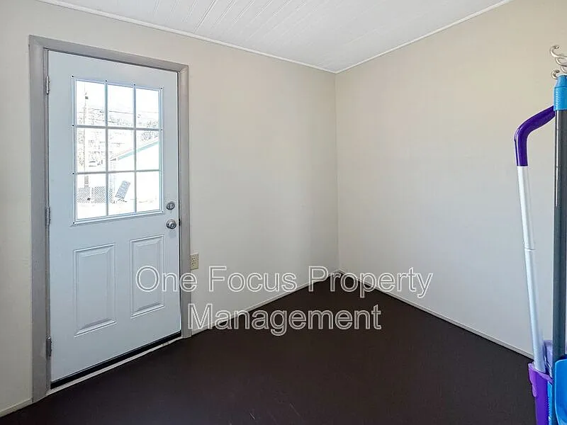 3 bed, 1.0 bath, $1,195 — Photo 3