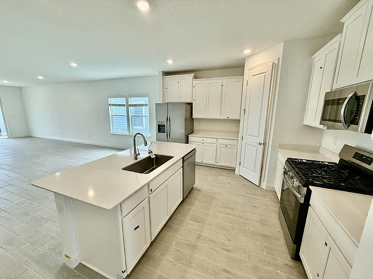 99 Manistique Ave — Photo 2