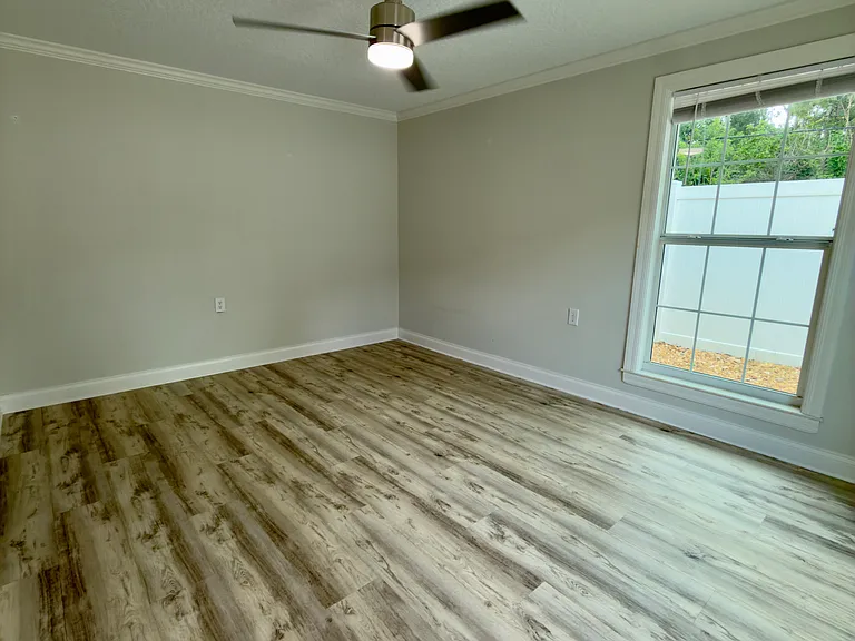 1033 Hermosa Dr — Photo 7