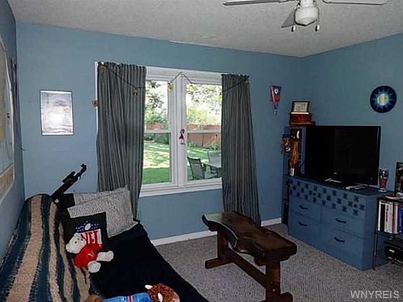 4th image of 72 Cadman Dr