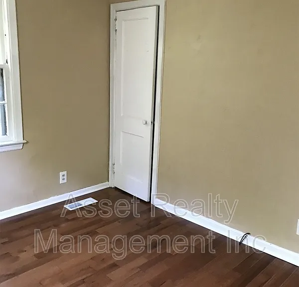2315 Greenfield Ln — Photo 4