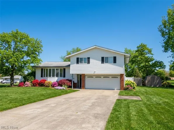 7610 Royal Ridge Dr, Parma, OH 44129