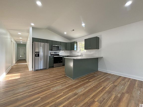 4th image of 275 Clover Cres