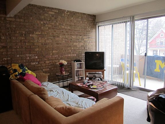 2nd image of 935 Dewey Ave #101