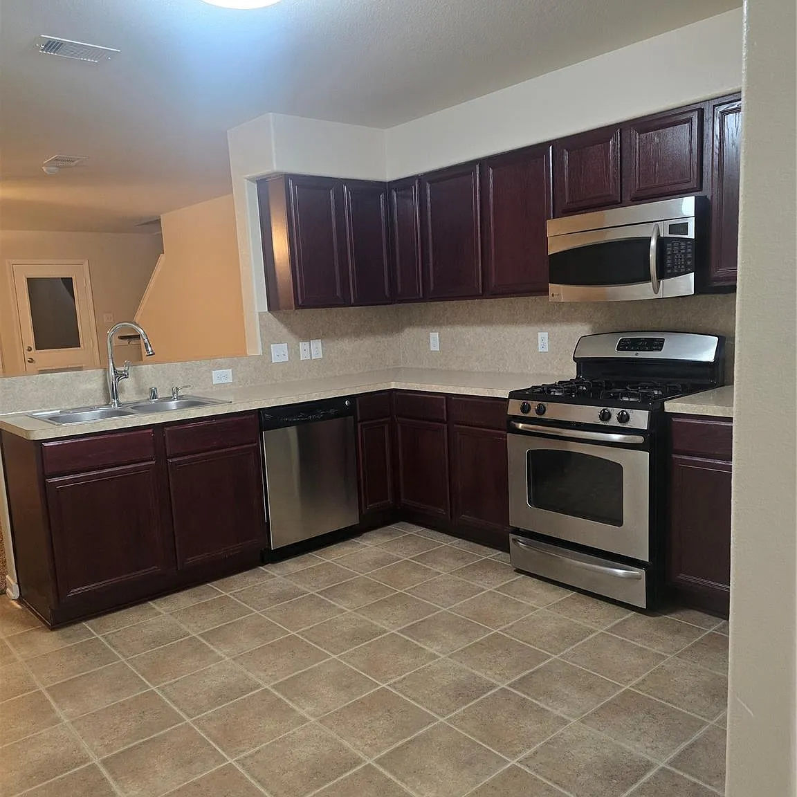 4 bed, 2.5 bath, 2285 sqft, $2,250 — Photo 4