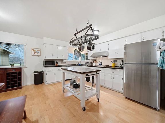 Full kitchen, microwave, gas cooktop, gas oven and dishwasher.