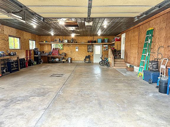 3rd image of 555 3rd St NE