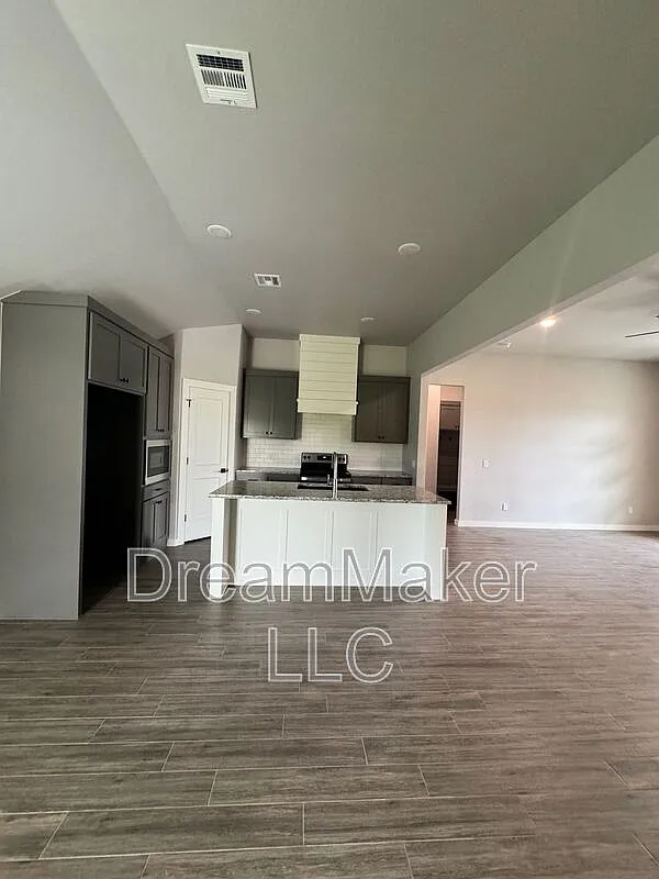 4 bed, 2.0 bath, 1742 sqft, $2,195 — Photo 3