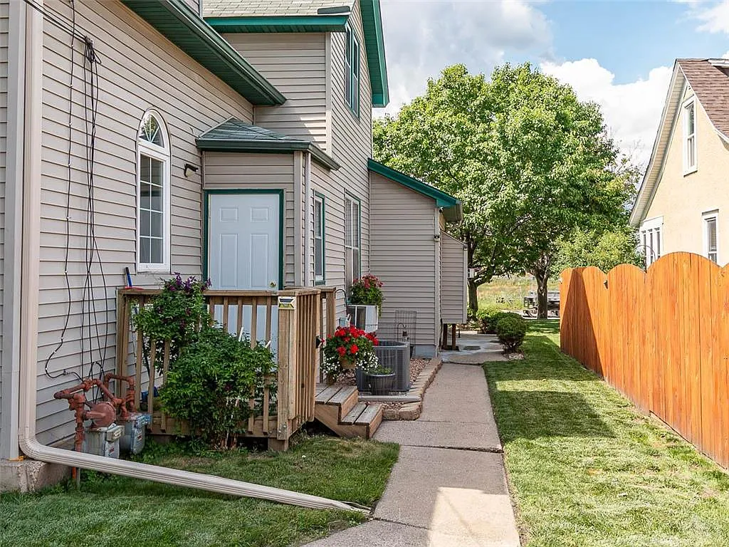 3 bed, $1,650 — Photo 2