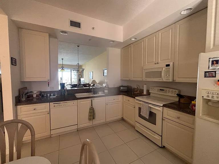 15 Harbour Isle Dr W #Penthouse 05 — Photo 3